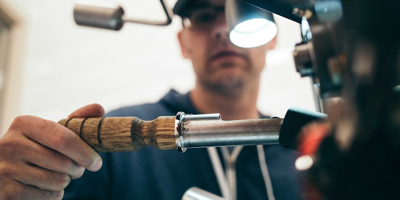 网球运动员在赛场上发球的新闻图片